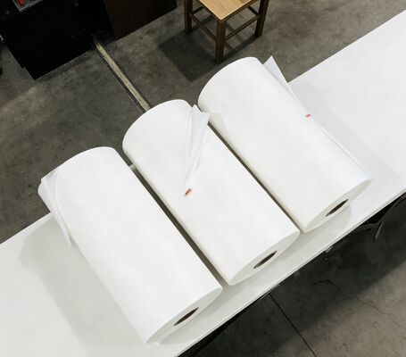 Kimyasal dirençli ve yansıtıcı yüzey finişi olan, özel kalınlığında 12-30 mikron olan metalleştirilmiş PET filmi