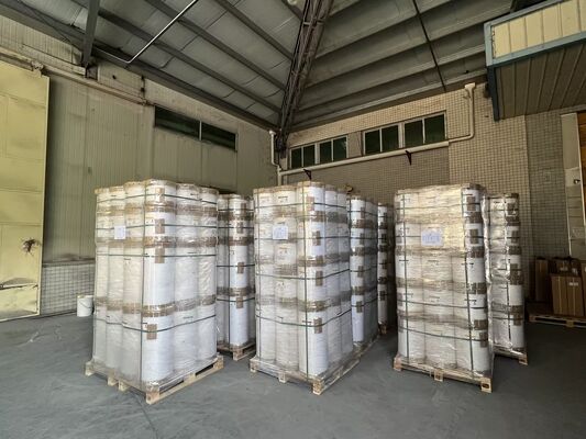 Parlak 2200 mm genişliğinde ve üstün koruma için 130°C sıcaklığa dayanıklılığı olan PET Termal Lamine Film