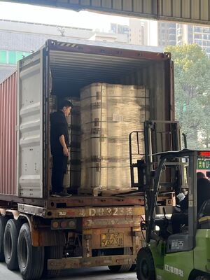 1 inç veya 3 inç çekirdek kitap laminasyon filmi 400m/min'e kadar laminatör hızı ve kitap koruması için 11-250 mikron kalınlığı ile