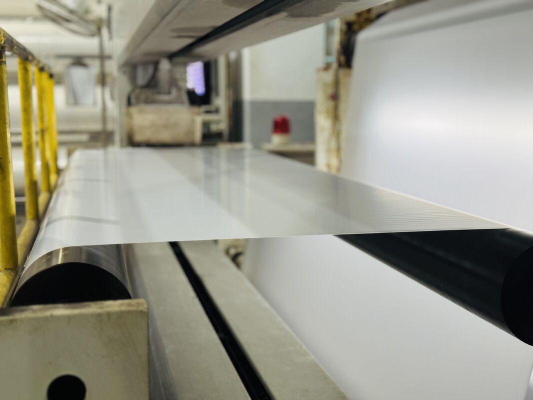 Profesyonel kullanım için yüksek açıklık ve çoklu ekstrüzyon işleme sahip açık renkli PET termal laminatör filmi