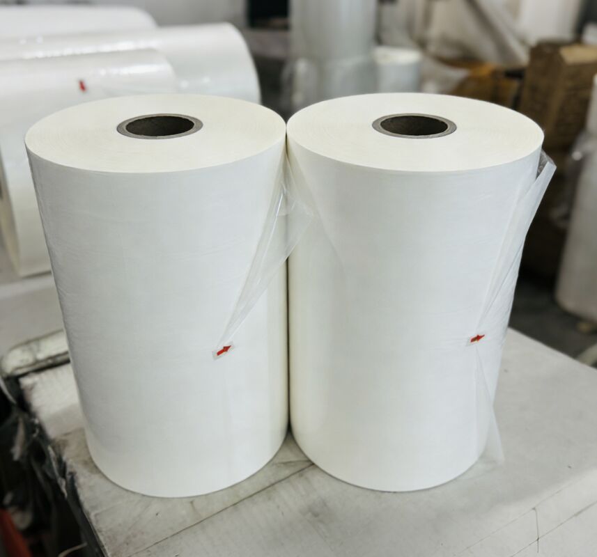 Su ve UV'ye dayanıklı mat laminatör filmi, iki taraflı korona tedavisi ve daha uzun ömürlü olmak için 17-45 mikron kalınlığında.