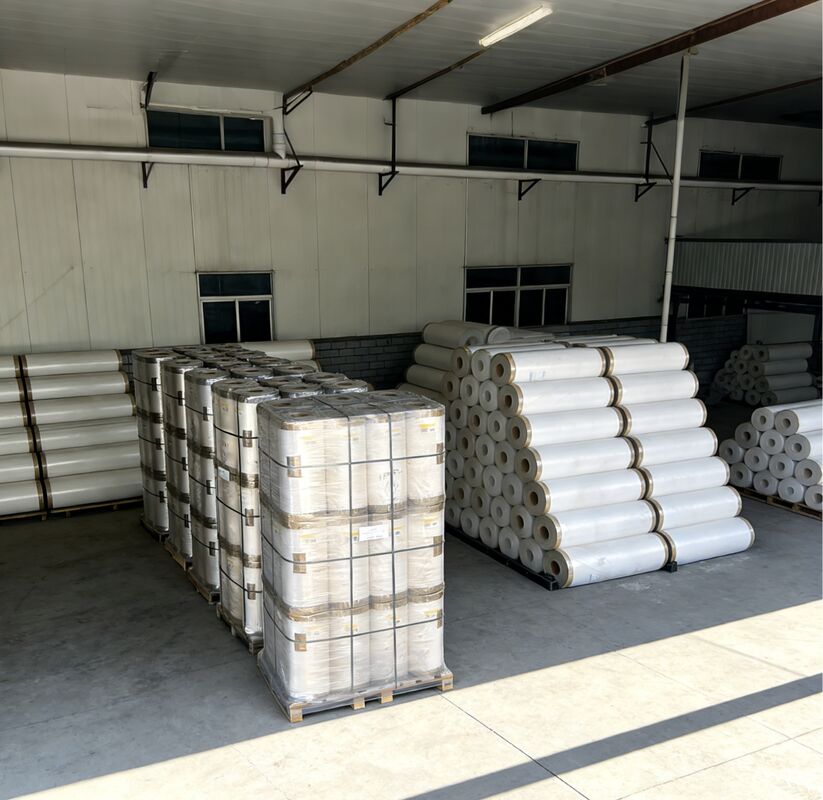 Kore'den gelen EVA yapıştırıcı ve 2200 mm genişliğinde, daha fazla ambalaj dayanıklılığı için şeffaf BOPP termal laminatör filmi