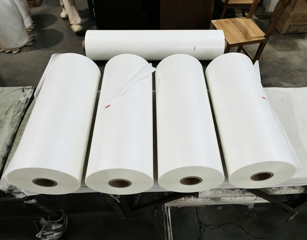 Dekoratif uygulamalar için 95-105 Mikron kalınlığında ve çizik direnciyle deri doku parlaklık laminatör filmi