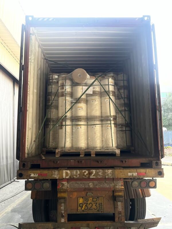 Kore'den 2200 mm'ye kadar genişliğinde nemden koruma ve EVA yapıştırıcı ile parlak PET termal laminatör filmi