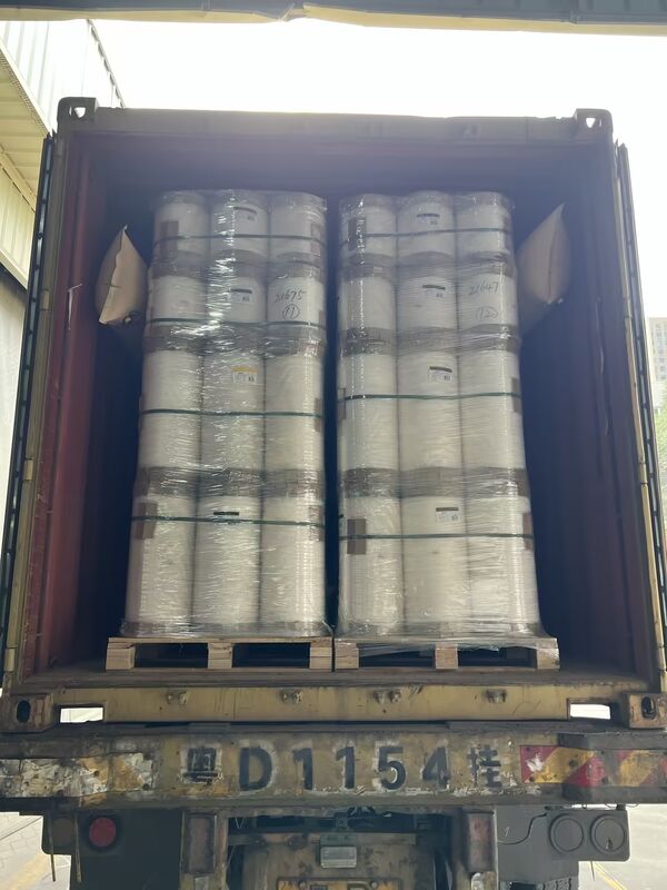 110 °C'ye kadar ısıya dayanıklı, kimyasallara dayanıklı ve paketleme ve laminatör için pürüzsüz yansıtıcı yüzeyli metalize PET filmi