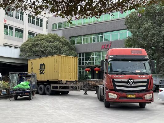 110 ° C'ye kadar ısıya dayanıklı ve paketleme ve laminatör için pürüzsüz yansıtıcı yüzeyli özel metalize PET filmi